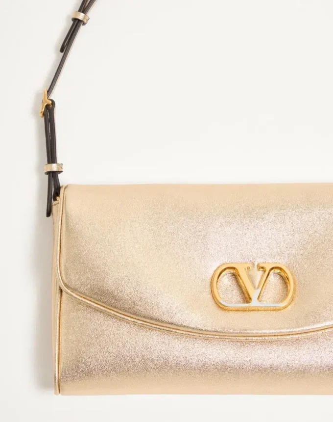 Bolso pequeño de hombro DeVain de Valentino Garavani en piel napa laminada Bolso pequeño de hombro DeVain de Valentino Garavani en piel napa laminada