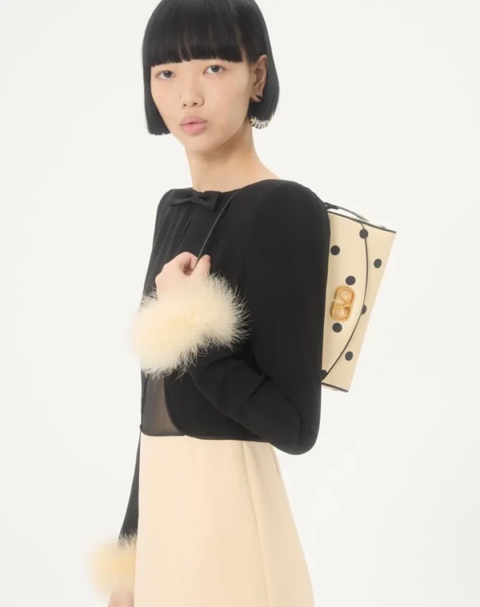 Bolso pequeño de hombro DeVain de Valentino Garavani en tejido moiré Plus De Pois Bolso pequeño de hombro DeVain de Valentino Garavani en tejido moiré Plus De Pois