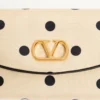 Bolso pequeño de hombro DeVain de Valentino Garavani en tejido moiré Plus De Pois Bolso pequeño de hombro DeVain de Valentino Garavani en tejido moiré Plus De Pois