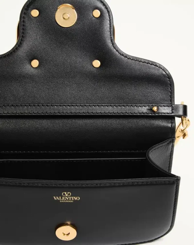 Bolso pequeño de hombro Locò de Valentino Garavani en piel de becerro Bolso pequeño de hombro Locò de Valentino Garavani en piel de becerro