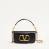Bolso pequeño de hombro Locò de Valentino Garavani en piel de becerro Bolso pequeño de hombro Locò de Valentino Garavani en piel de becerro