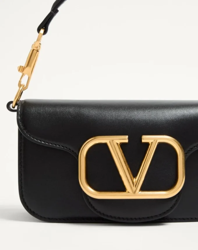 Bolso pequeño de hombro Locò de Valentino Garavani en piel de becerro Bolso pequeño de hombro Locò de Valentino Garavani en piel de becerro