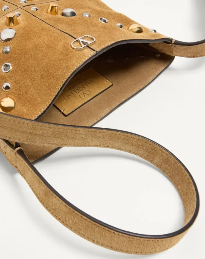 Bolso pequeño de hombro Nellcôte de Valentino Garavani en ante con flecos Bolso pequeño de hombro Nellcôte de Valentino Garavani en ante con flecos