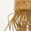 Bolso pequeño de hombro Nellcôte de Valentino Garavani en ante con flecos Bolso pequeño de hombro Nellcôte de Valentino Garavani en ante con flecos
