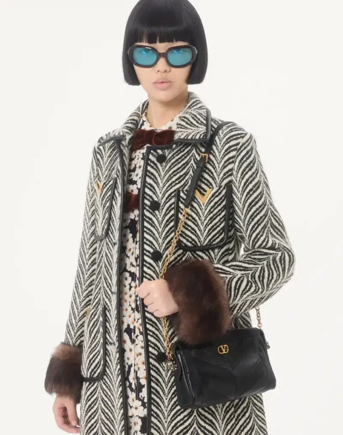 Bolso pequeño de hombro Panthea de Valentino Garavani en piel napa con estampado Chevron Bolso pequeño de hombro Panthea de Valentino Garavani en piel napa con estampado Chevron