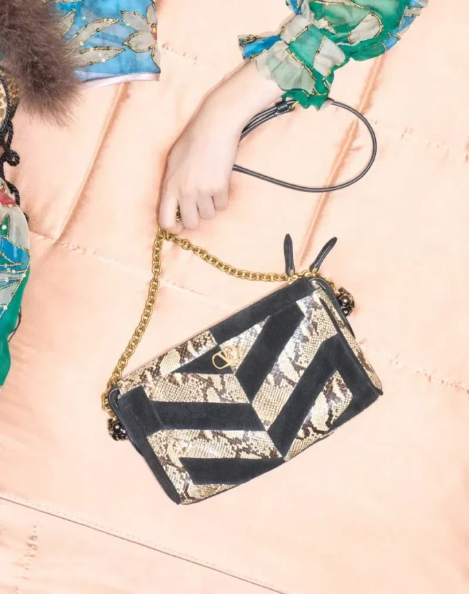 Bolso pequeño de hombro Panthea de Valentino Garavani en pitón y ante con estampado en forma de chevron Bolso pequeño de hombro Panthea de Valentino Garavani en pitón y ante con estampado en forma de chevron