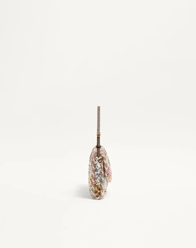 Bolso pequeño de hombro Valentino Garavani DeVain con bordado Rhombelle. Bolso pequeño de hombro Valentino Garavani DeVain con bordado Rhombelle.