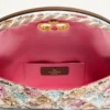 Bolso pequeño de hombro Valentino Garavani DeVain con bordado Rhombelle. Bolso pequeño de hombro Valentino Garavani DeVain con bordado Rhombelle.