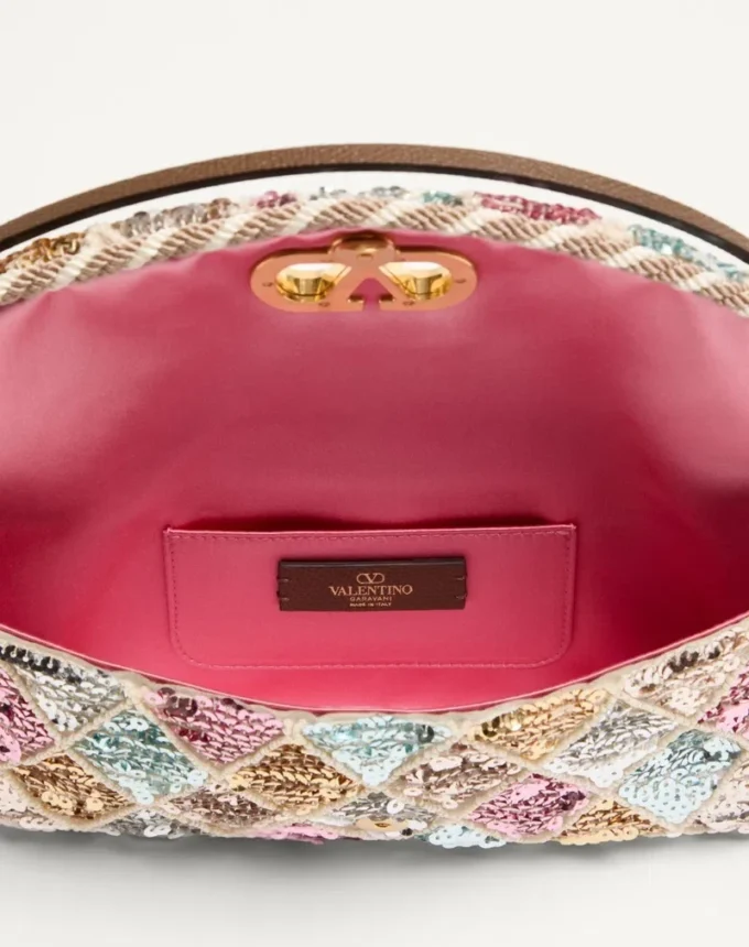 Bolso pequeño de hombro Valentino Garavani DeVain con bordado Rhombelle. Bolso pequeño de hombro Valentino Garavani DeVain con bordado Rhombelle.