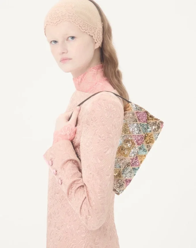 Bolso pequeño de hombro Valentino Garavani DeVain con bordado Rhombelle. Bolso pequeño de hombro Valentino Garavani DeVain con bordado Rhombelle.