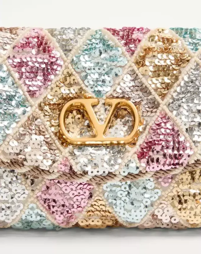 Bolso pequeño de hombro Valentino Garavani DeVain con bordado Rhombelle. Bolso pequeño de hombro Valentino Garavani DeVain con bordado Rhombelle.