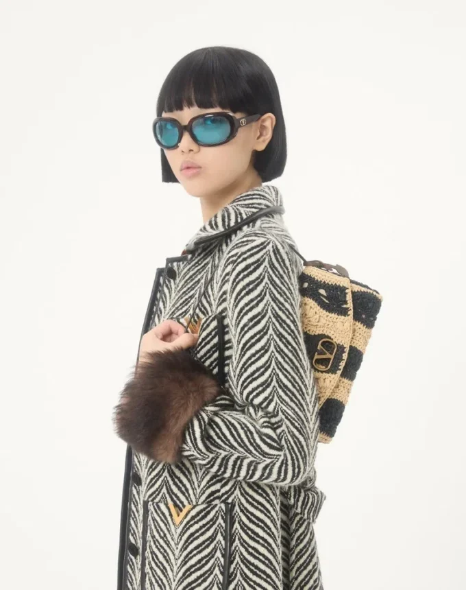 Bolso pequeño de hombro Valentino Garavani DeVain en rafia con estampado de ondas