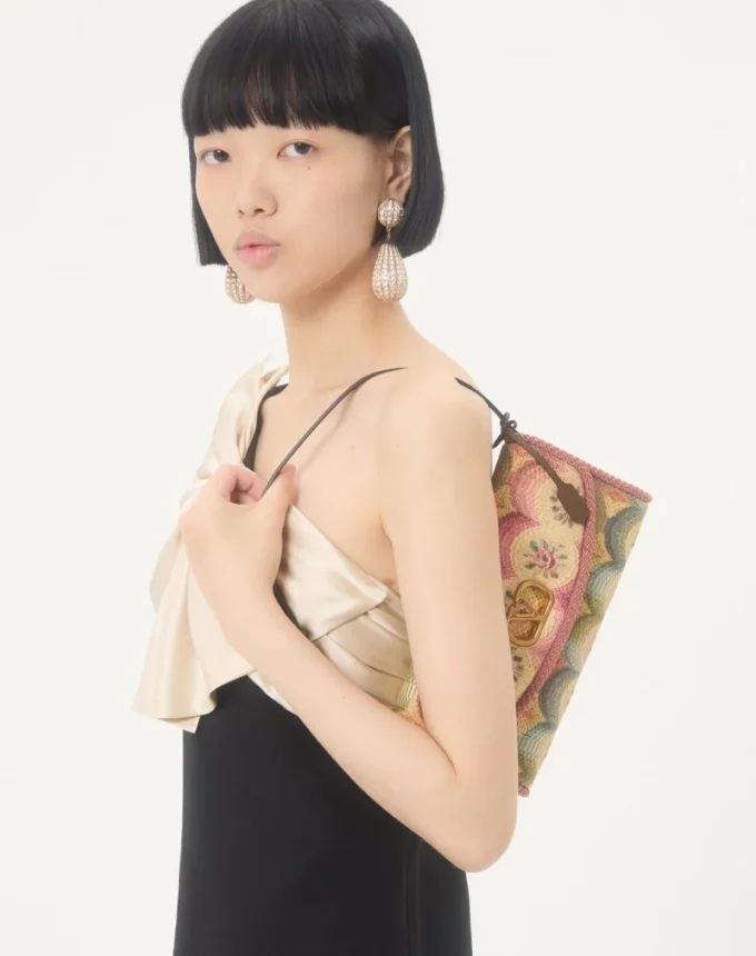 Bolso pequeño de hombro Valentino Garavani DeVain en tejido jacquard Apres L’Hiver Bolso pequeño de hombro Valentino Garavani DeVain en tejido jacquard Apres L’Hiver