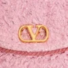Bolso pequeño de hombro Valentino Garavani DeVain en tejido jacquard cloqué. Bolso pequeño de hombro Valentino Garavani DeVain en tejido jacquard cloqué.