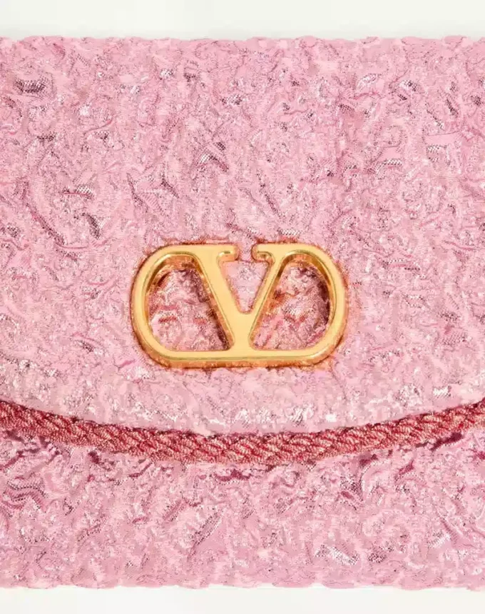 Bolso pequeño de hombro Valentino Garavani DeVain en tejido jacquard cloqué. Bolso pequeño de hombro Valentino Garavani DeVain en tejido jacquard cloqué.