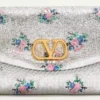 Bolso pequeño de hombro Valentino Garavani DeVain en tejido jacquard lurex floral