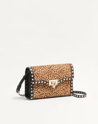 Bolso pequeño de hombro Valentino Garavani Rockstud en piel de becerro con efecto pony y estampado animal