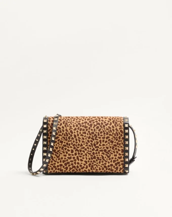 Bolso pequeño de hombro Valentino Garavani Rockstud en piel de becerro con efecto pony y estampado animal