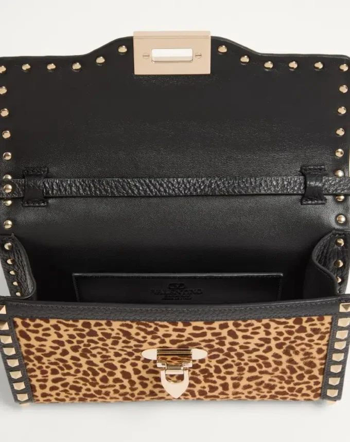 Bolso pequeño de hombro Valentino Garavani Rockstud en piel de becerro con efecto pony y estampado animal