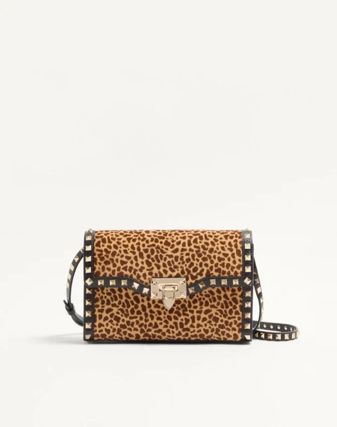 Bolso pequeño de hombro Valentino Garavani Rockstud en piel de becerro con efecto pony y estampado animal