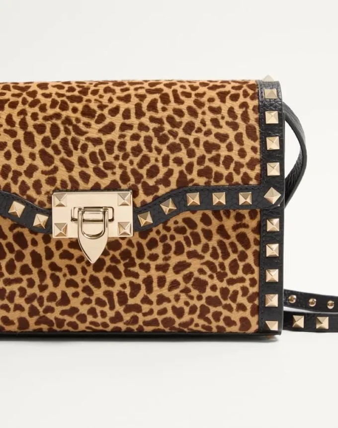 Bolso pequeño de hombro Valentino Garavani Rockstud en piel de becerro con efecto pony y estampado animal