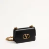 Bolso pequeño de hombro Valentino Garavani Vain en piel de becerro brillante Bolso pequeño de hombro Valentino Garavani Vain en piel de becerro brillante