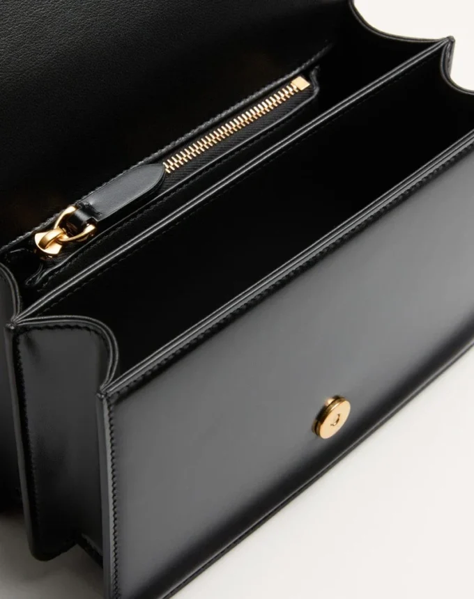Bolso pequeño de hombro Valentino Garavani Vain en piel de becerro brillante Bolso pequeño de hombro Valentino Garavani Vain en piel de becerro brillante