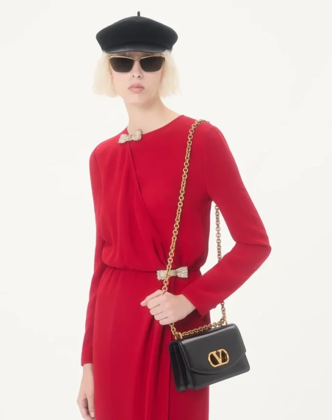 Bolso pequeño de hombro Valentino Garavani Vain en piel de becerro brillante Bolso pequeño de hombro Valentino Garavani Vain en piel de becerro brillante
