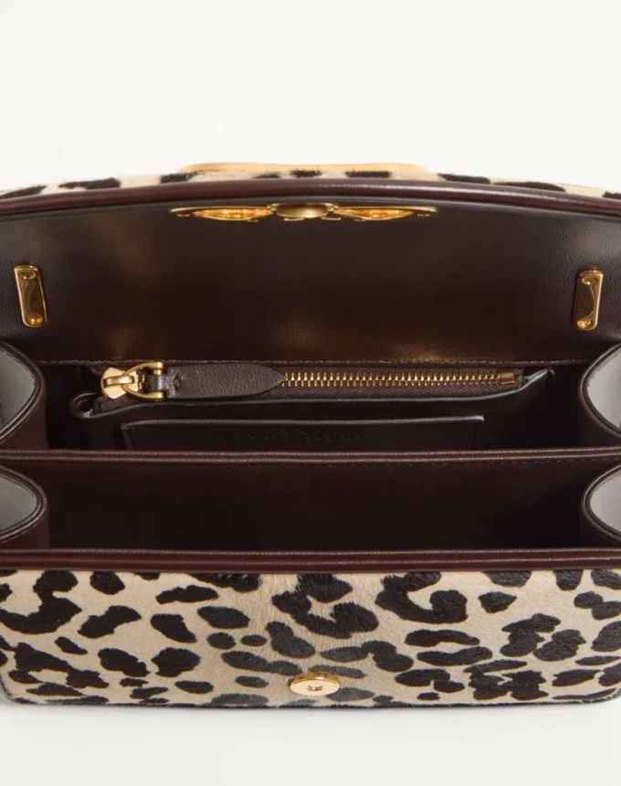 Bolso pequeño de hombro Valentino Garavani Vain en piel de becerro con efecto poni y estampado animalier Bolso pequeño de hombro Valentino Garavani Vain en piel de becerro con efecto poni y estampado animalier