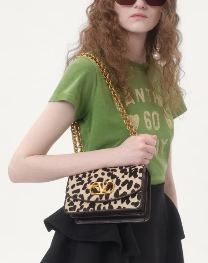 Bolso pequeño de hombro Valentino Garavani Vain en piel de becerro con efecto poni y estampado animalier Bolso pequeño de hombro Valentino Garavani Vain en piel de becerro con efecto poni y estampado animalier