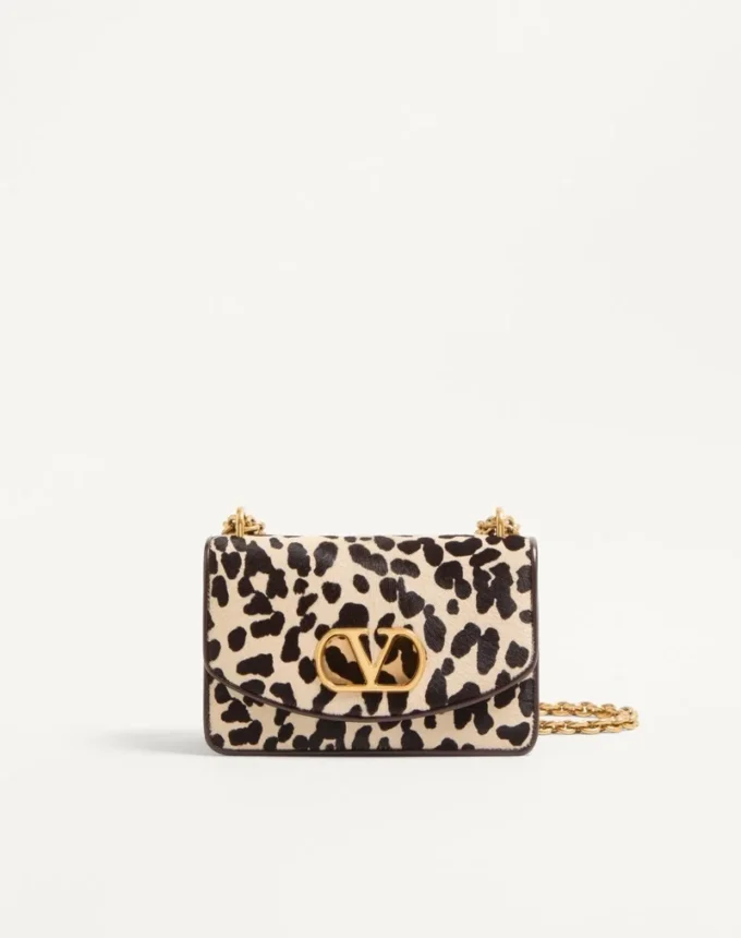 Bolso pequeño de hombro Valentino Garavani Vain en piel de becerro con efecto poni y estampado animalier Bolso pequeño de hombro Valentino Garavani Vain en piel de becerro con efecto poni y estampado animalier
