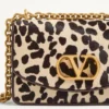 Bolso pequeño de hombro Valentino Garavani Vain en piel de becerro con efecto poni y estampado animalier Bolso pequeño de hombro Valentino Garavani Vain en piel de becerro con efecto poni y estampado animalier