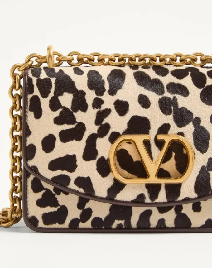 Bolso pequeño de hombro Valentino Garavani Vain en piel de becerro con efecto poni y estampado animalier Bolso pequeño de hombro Valentino Garavani Vain en piel de becerro con efecto poni y estampado animalier