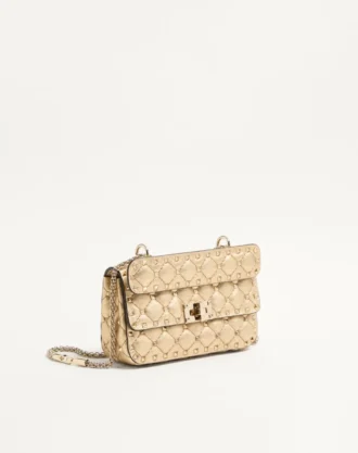 Bolso pequeño de napa laminada con tachuelas Rockstud de Valentino Garavani