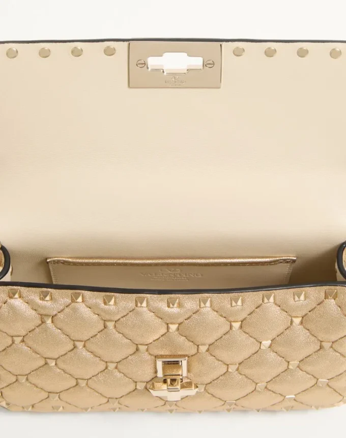 Bolso pequeño de napa laminada con tachuelas Rockstud de Valentino Garavani Bolso pequeño de napa laminada con tachuelas Rockstud de Valentino Garavani