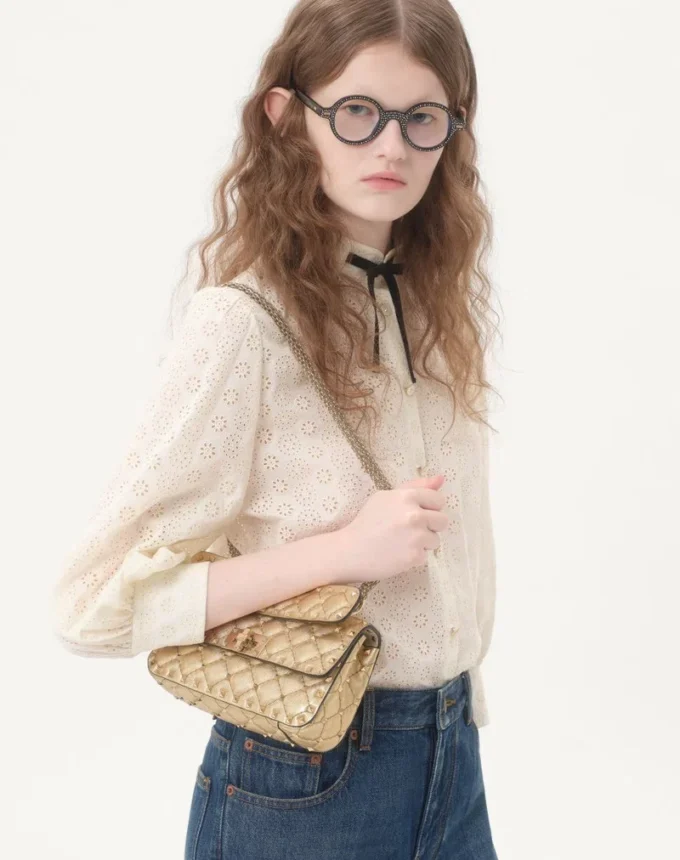 Bolso pequeño de napa laminada con tachuelas Rockstud de Valentino Garavani Bolso pequeño de napa laminada con tachuelas Rockstud de Valentino Garavani