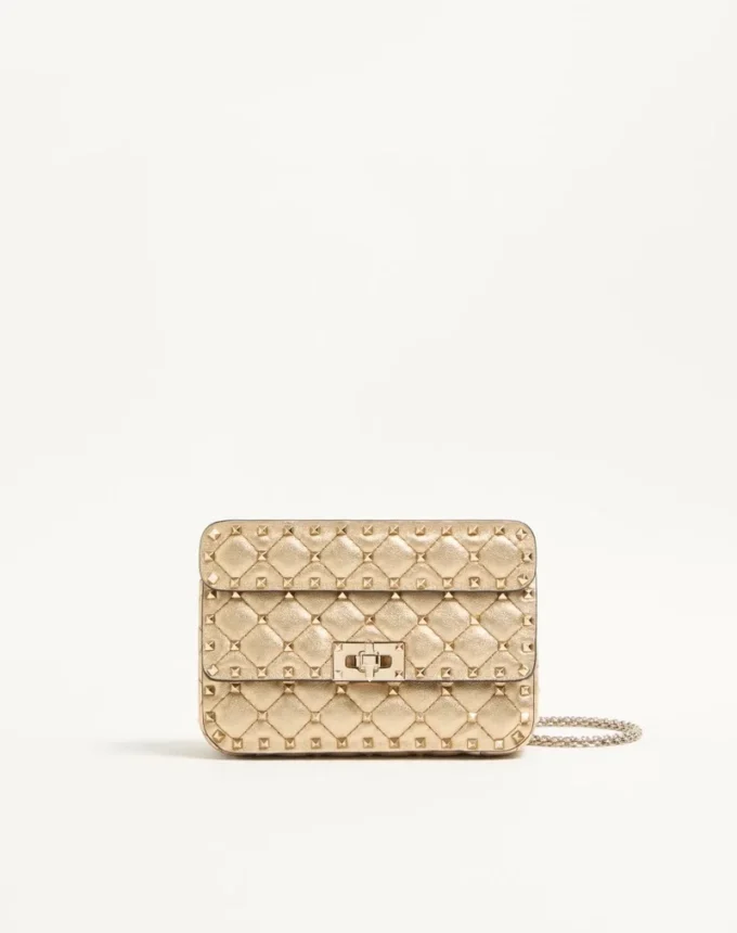 Bolso pequeño de napa laminada con tachuelas Rockstud de Valentino Garavani Bolso pequeño de napa laminada con tachuelas Rockstud de Valentino Garavani