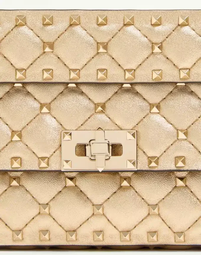 Bolso pequeño de napa laminada con tachuelas Rockstud de Valentino Garavani Bolso pequeño de napa laminada con tachuelas Rockstud de Valentino Garavani