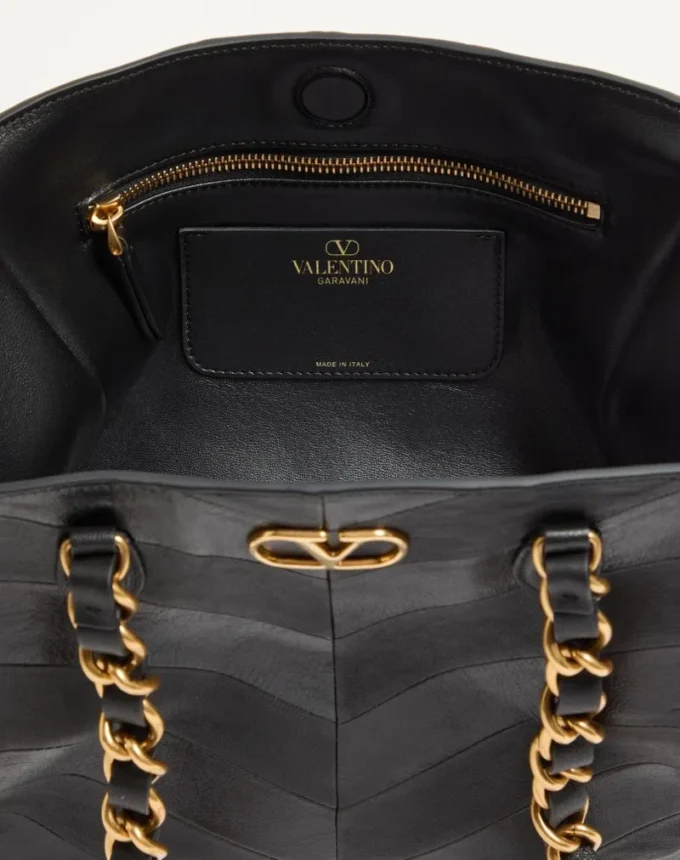 Bolso pequeño Laseine de Valentino Garavani en piel napa con estampado en forma de chevron Bolso pequeño Laseine de Valentino Garavani en piel napa con estampado en forma de chevron