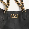 Bolso pequeño Laseine de Valentino Garavani en piel napa con estampado en forma de chevron Bolso pequeño Laseine de Valentino Garavani en piel napa con estampado en forma de chevron