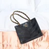 Bolso pequeño Laseine de Valentino Garavani en piel napa con estampado en forma de chevron Bolso pequeño Laseine de Valentino Garavani en piel napa con estampado en forma de chevron