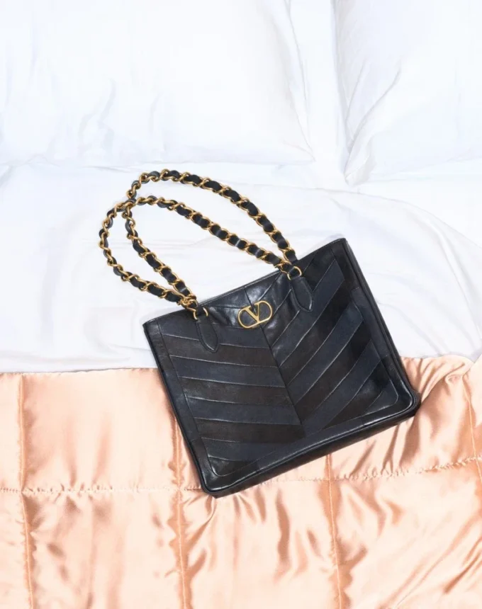 Bolso pequeño Laseine de Valentino Garavani en piel napa con estampado en forma de chevron Bolso pequeño Laseine de Valentino Garavani en piel napa con estampado en forma de chevron