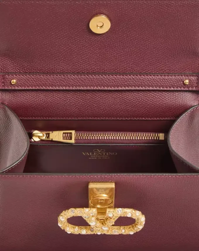 Bolso pequeño Valentino Garavani Vsling en piel de becerro granulada con logotipo joya