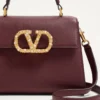Bolso pequeño Valentino Garavani Vsling en piel de becerro granulada con logotipo joya