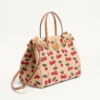 Bolso shopping mediano Antibes de Valentino Garavani en rafia jacquard con motivo Cherryfic Bolso shopping mediano Antibes de Valentino Garavani en rafia jacquard con motivo Cherryfic