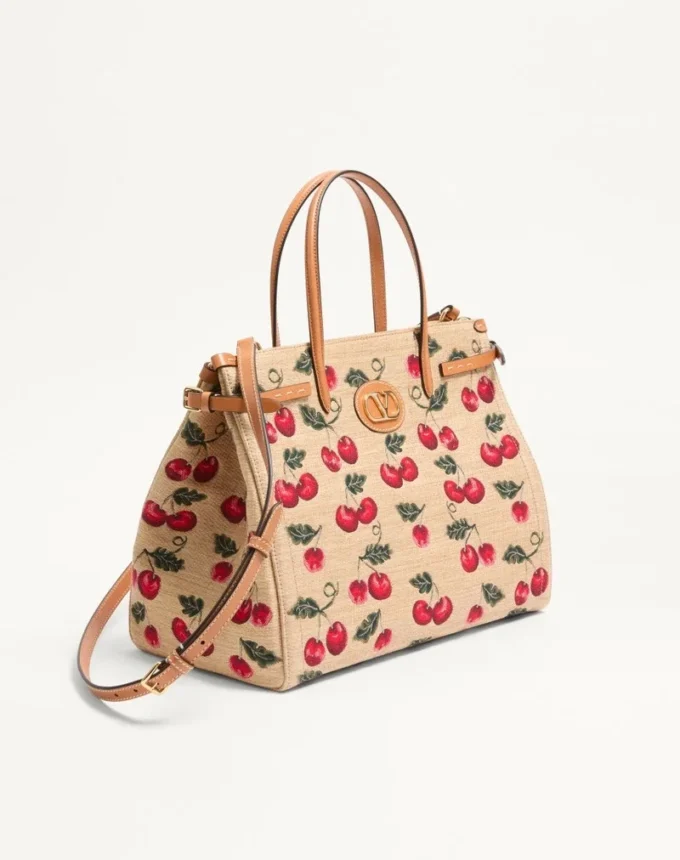 Bolso shopping mediano Antibes de Valentino Garavani en rafia jacquard con motivo Cherryfic Bolso shopping mediano Antibes de Valentino Garavani en rafia jacquard con motivo Cherryfic