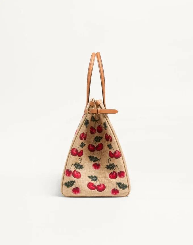 Bolso shopping mediano Antibes de Valentino Garavani en rafia jacquard con motivo Cherryfic Bolso shopping mediano Antibes de Valentino Garavani en rafia jacquard con motivo Cherryfic