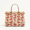 Bolso shopping mediano Antibes de Valentino Garavani en rafia jacquard con motivo Cherryfic Bolso shopping mediano Antibes de Valentino Garavani en rafia jacquard con motivo Cherryfic