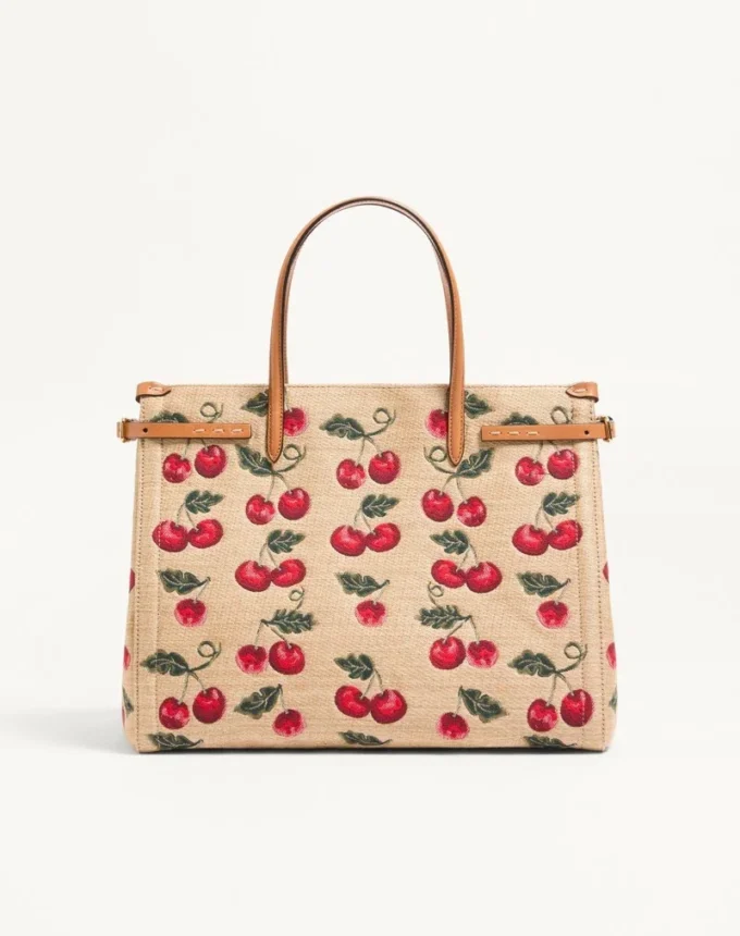 Bolso shopping mediano Antibes de Valentino Garavani en rafia jacquard con motivo Cherryfic Bolso shopping mediano Antibes de Valentino Garavani en rafia jacquard con motivo Cherryfic