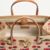 Bolso shopping mediano Antibes de Valentino Garavani en rafia jacquard con motivo Cherryfic Bolso shopping mediano Antibes de Valentino Garavani en rafia jacquard con motivo Cherryfic